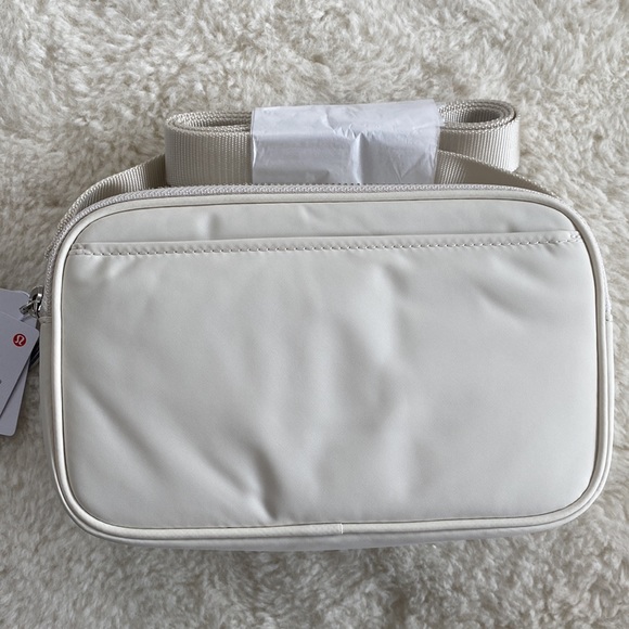 ❤️ Lululemon Crossbody Camera Bag 2L in White Opal NWT - Picture 6 of 9